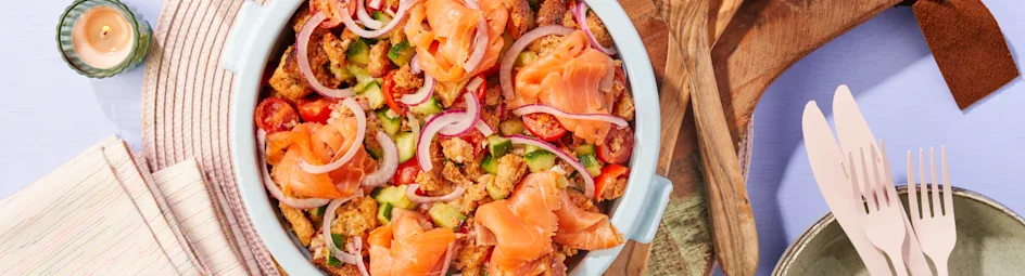 Panzanella salade met gerookte zalm