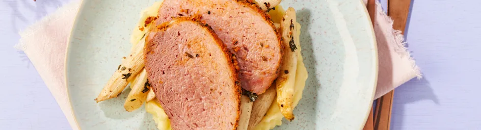 Gebraden beenham met gebakken asperges en aardappelpuree