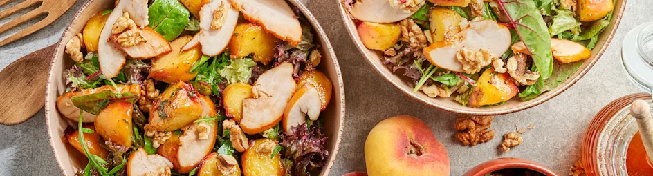 Salade van gekaramelliseerde perzik met gerookte kipfilet
