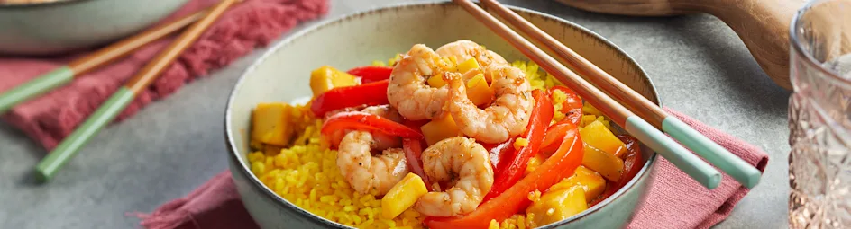 Zoetzure wokgarnalen met gele rijst