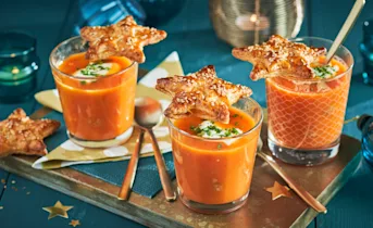 Tomatensoep met balletjes met een kerstster
