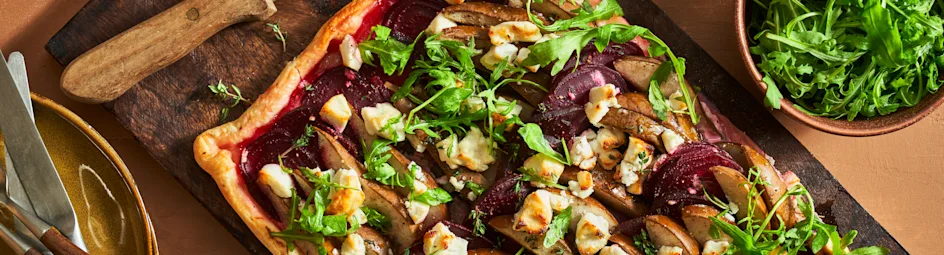 Plaattaart van rode biet, peer en verse geitenkaas