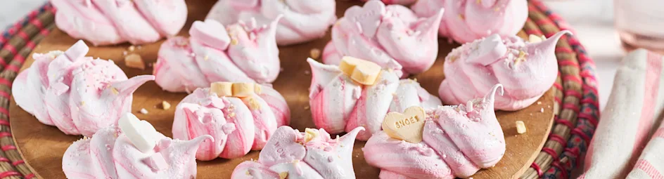 Knapperig meringueschuim met vruchtenhartjes