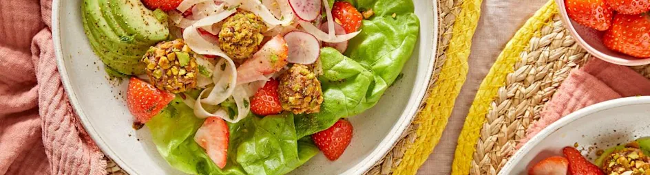 Venkelsalade met avocado, radijs, aardbeien en patéballetjes