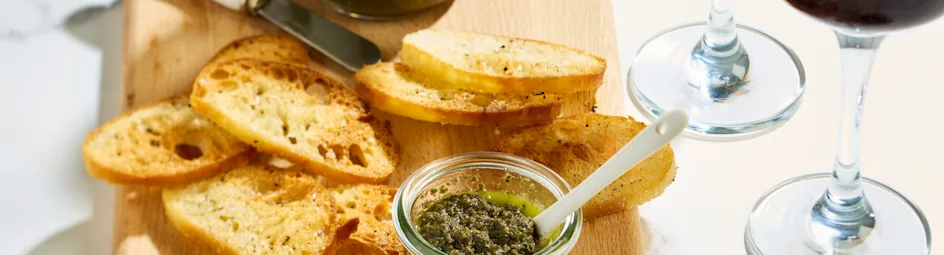 Olijventapenade met basilicum, citroen en ansjovis