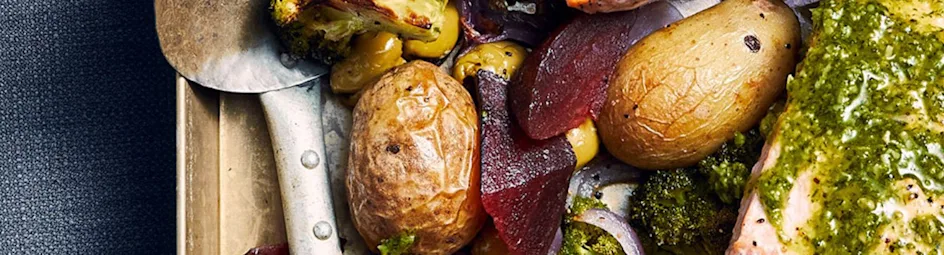 Traybake met zalm, ovengroenten en dillepesto