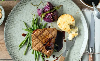 Gegrilde biefstuk met balsamicosaus en gepofte ui