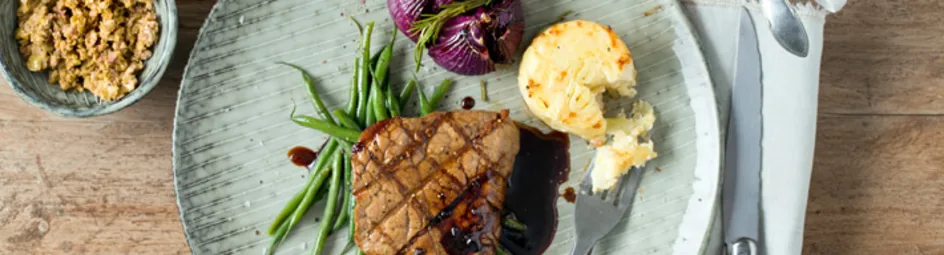 Gegrilde biefstuk met balsamicosaus en gepofte ui