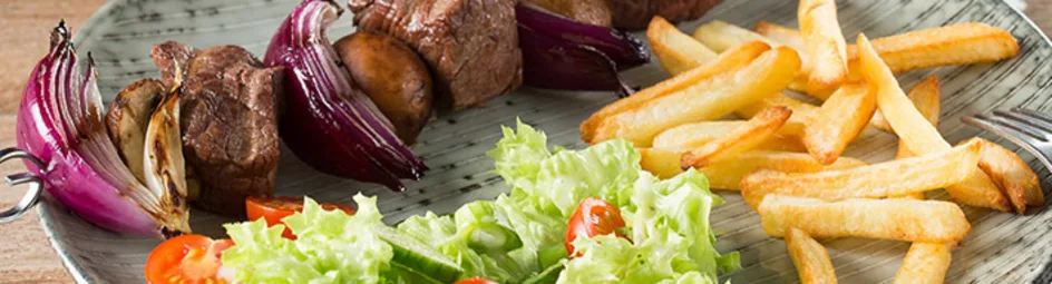Biefstukspies met friet en een frisse salade