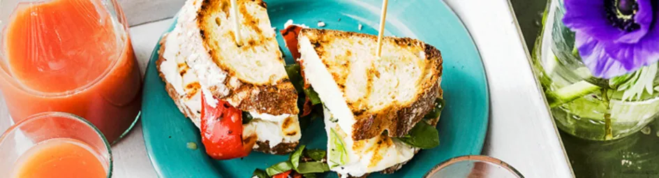 Gegrilde kipsandwich met ricotta en knapperige worteltjes