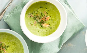 Doperwtensoep met verse kruidenroomkaas en zalmsnippers