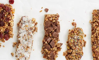 Granola-speltbars met dadels en  pindakaas