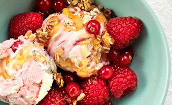 Granola-slagroomijs met honing en frambozen