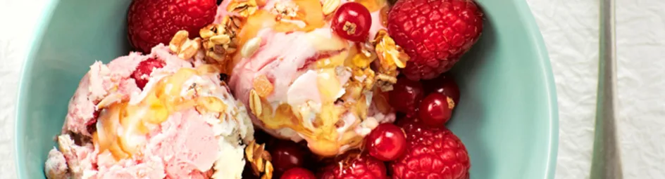 Granola-slagroomijs met honing en frambozen