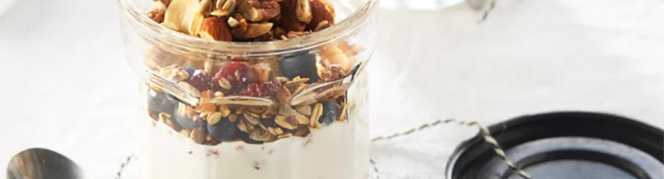 Ontbijtpotjes to-go met krokante granola
