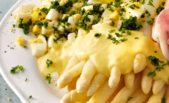 Asperges met Hollandaisesaus en eikruim