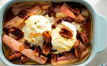 Rabarber met honing-pecannoten en ijs