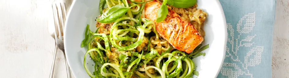 Komkommer-spaghetti met zalm en auberginesaus