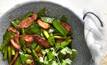 Biefroerbak met groene asperges en peultjes