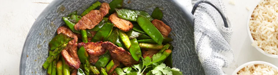 Biefroerbak met groene asperges en peultjes