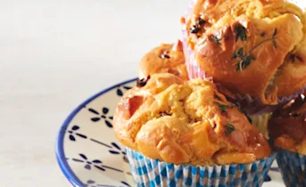 Kaasmuffin met zongedroogde tomaatjes