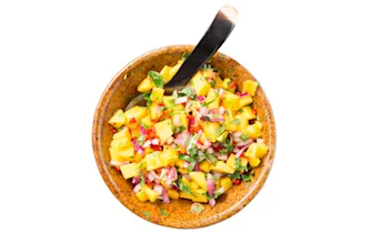 Pittige mangosalsa met rode ui