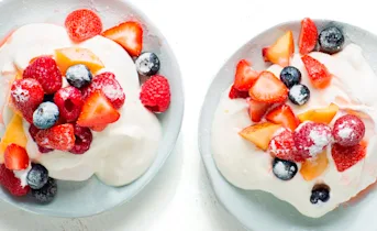 Mini-pavlova's met zomerfruit