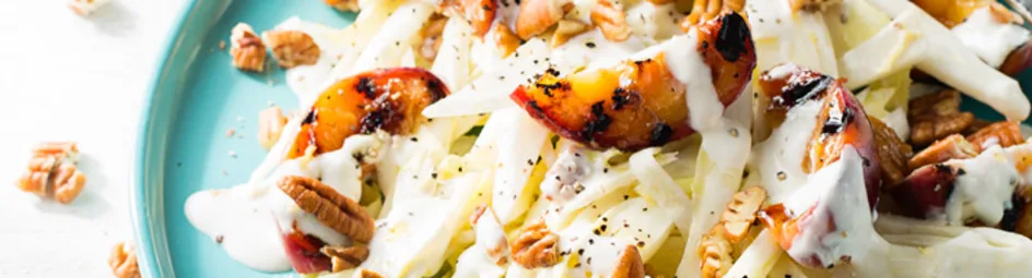 Salade van gegrilde perzik, witlof en pecannootjes