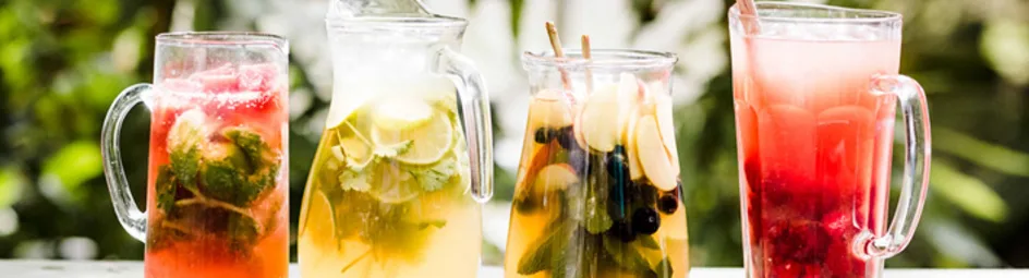 Citroenlimonade met aardbeienijsblokjes