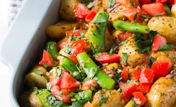 Kruidige groentesalade met krieltjes