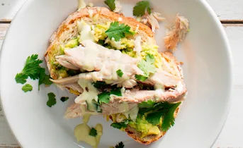 Rustiek speltsandwich met makreel, avocado en limoenmayonaise