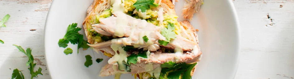 Rustiek speltsandwich met makreel, avocado en limoenmayonaise