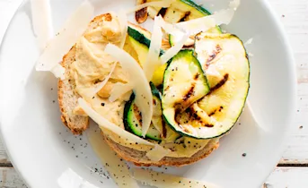 Sandwich van PLUS witte bol met hoemoes en courgette