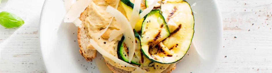 Sandwich van PLUS witte bol met hoemoes en courgette