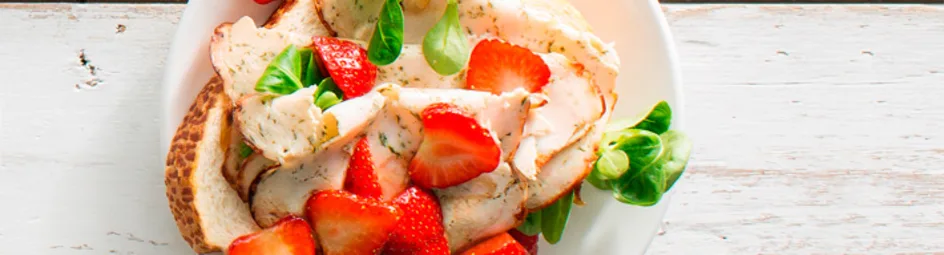 Tijger-kipsandwich met aardbeien