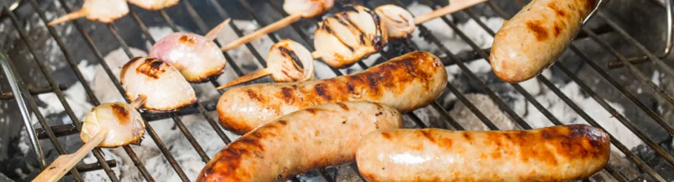 Bierworstjes met gegrilde sjalotten