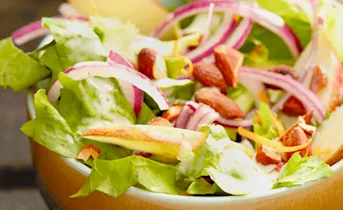 Andijviesalade met frisse appel en amandelen