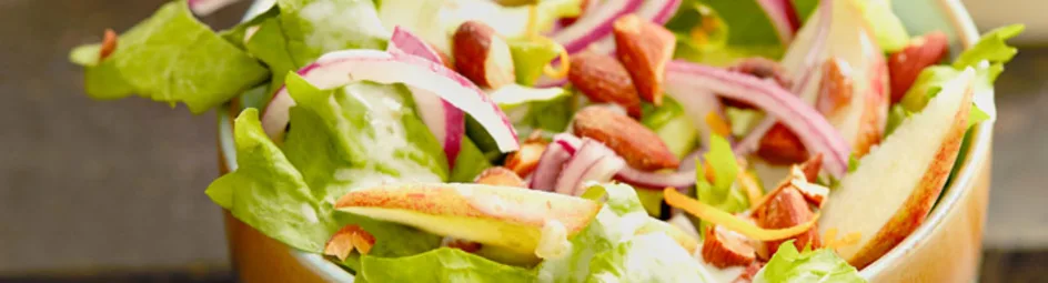Andijviesalade met frisse appel en amandelen