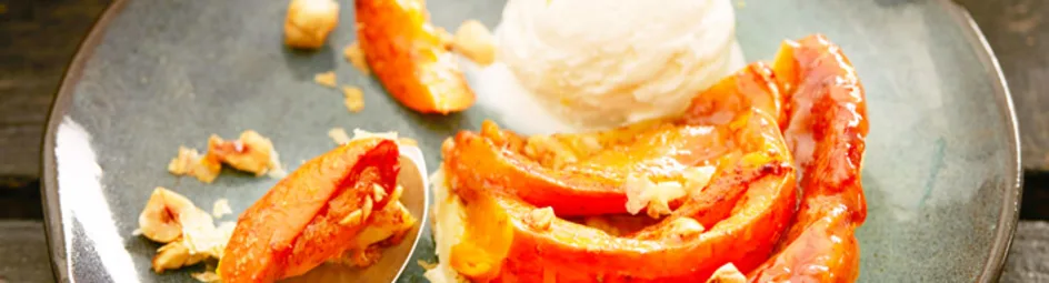 Tarte tartin van pompoen met kaneelkaramel, noten en karamelijs