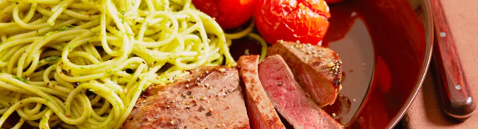 Wild-zwijnsteak met spaghetti, spinaziepesto en gepofte tomaatjes