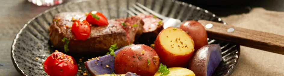 Drie kleuren aardappeltjes met biefstuk en kruidenkaasspinazie