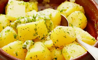 Gekookte aardappelen met gezouten peterselieboter