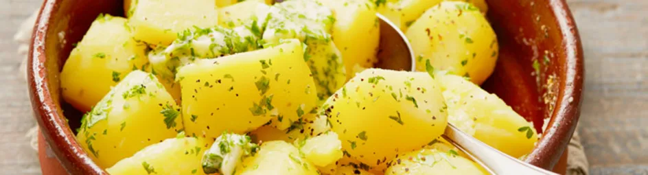 Gekookte aardappelen met gezouten peterselieboter