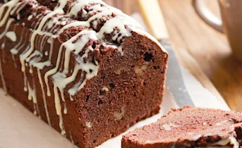 Chocolade-walnotencake met witte chocoladestrepen