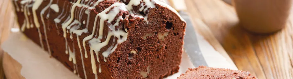 Chocolade-walnotencake met witte chocoladestrepen