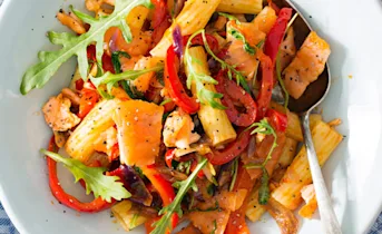 Pittige pastasalade met gerookte zalm