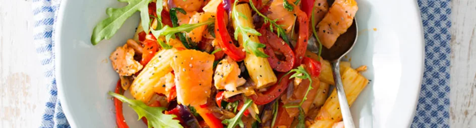 Pittige pastasalade met gerookte zalm