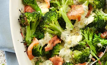 Snelle broccolischotel met gerookte zalm en kruidencrème