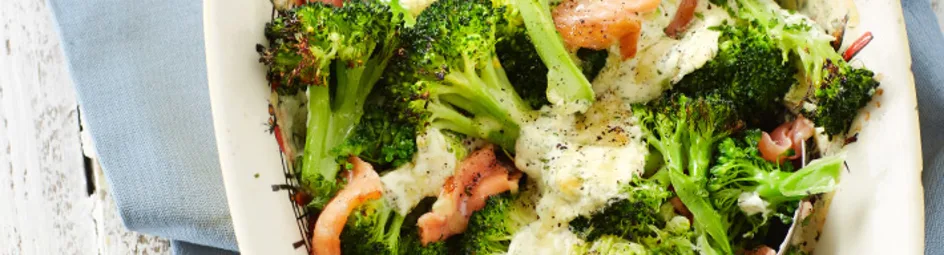 Snelle broccolischotel met gerookte zalm en kruidencrème