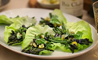 Slaschuitjes met gegrilde aspergetips en olijvensalsa